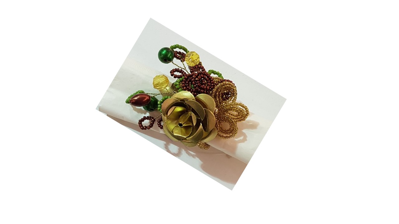טבעת למפיות פרח זהב שילוב כדורים וחרוזים צבעוניים