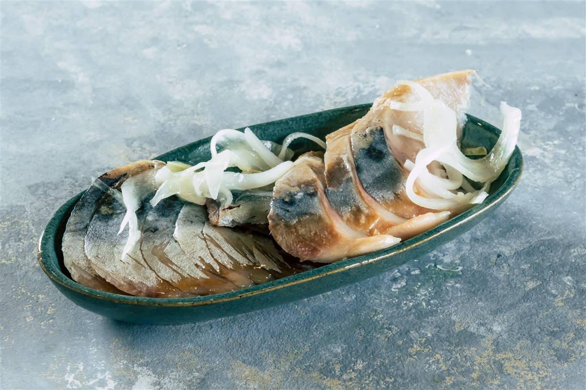 Smoked mackerel on a bed of onions