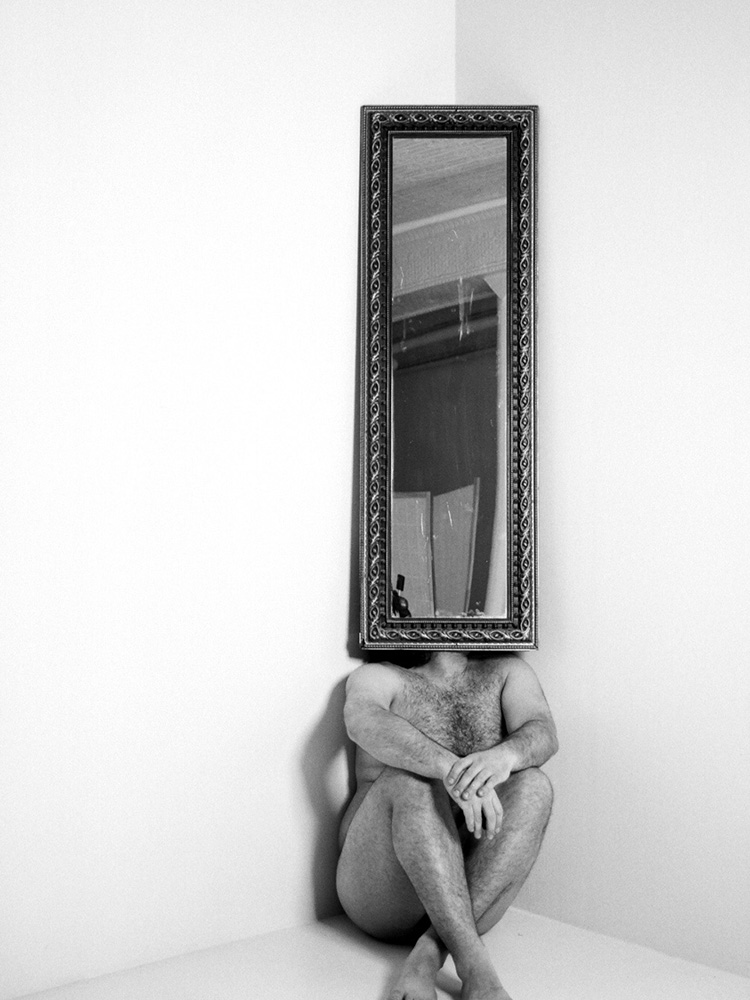 2003, פורטרט עצמי. Mirror Man בסטודיו. הארלם, ניו יורק.