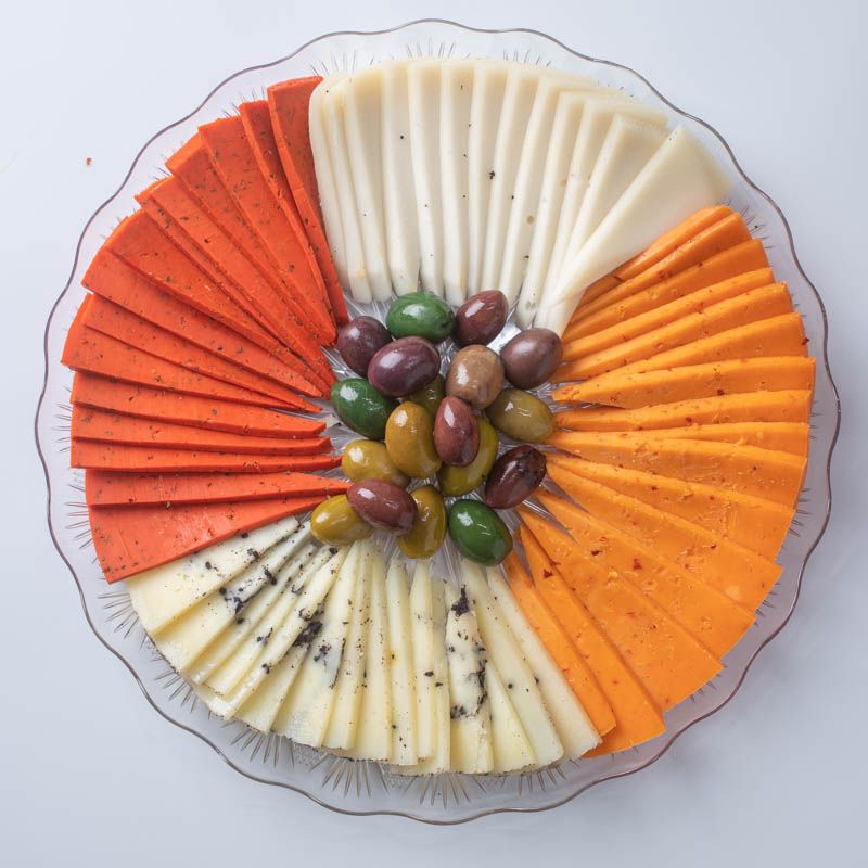 מגש אירוח עם מגוון גבינות מהעולם (1 ק"ג)