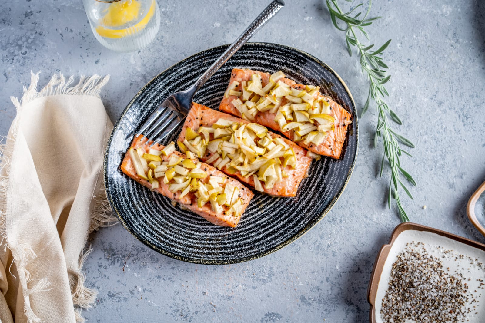 Salmon fillet with garlic, honey and apples