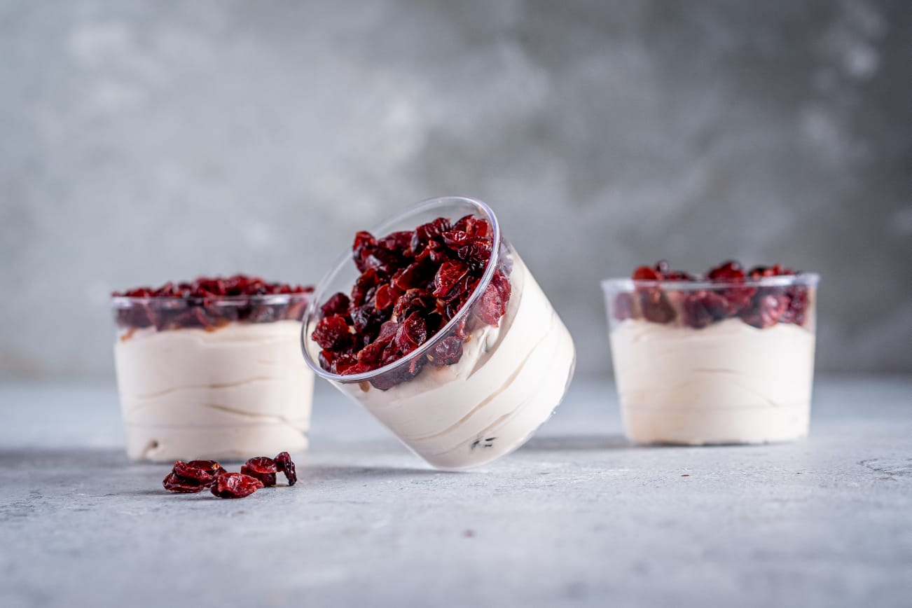 Maple mousse and raisins in a glass