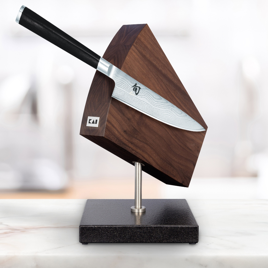 מעמד סכינים מגנטי בצורת טרפז מעץ אגוז לעד 6 סכינים | KAI