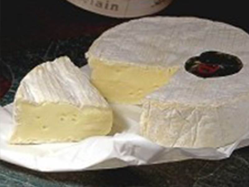 סלט חסה עם גבינת קממבר מטוגנת, מתובל בשמן זית וצ'ילי